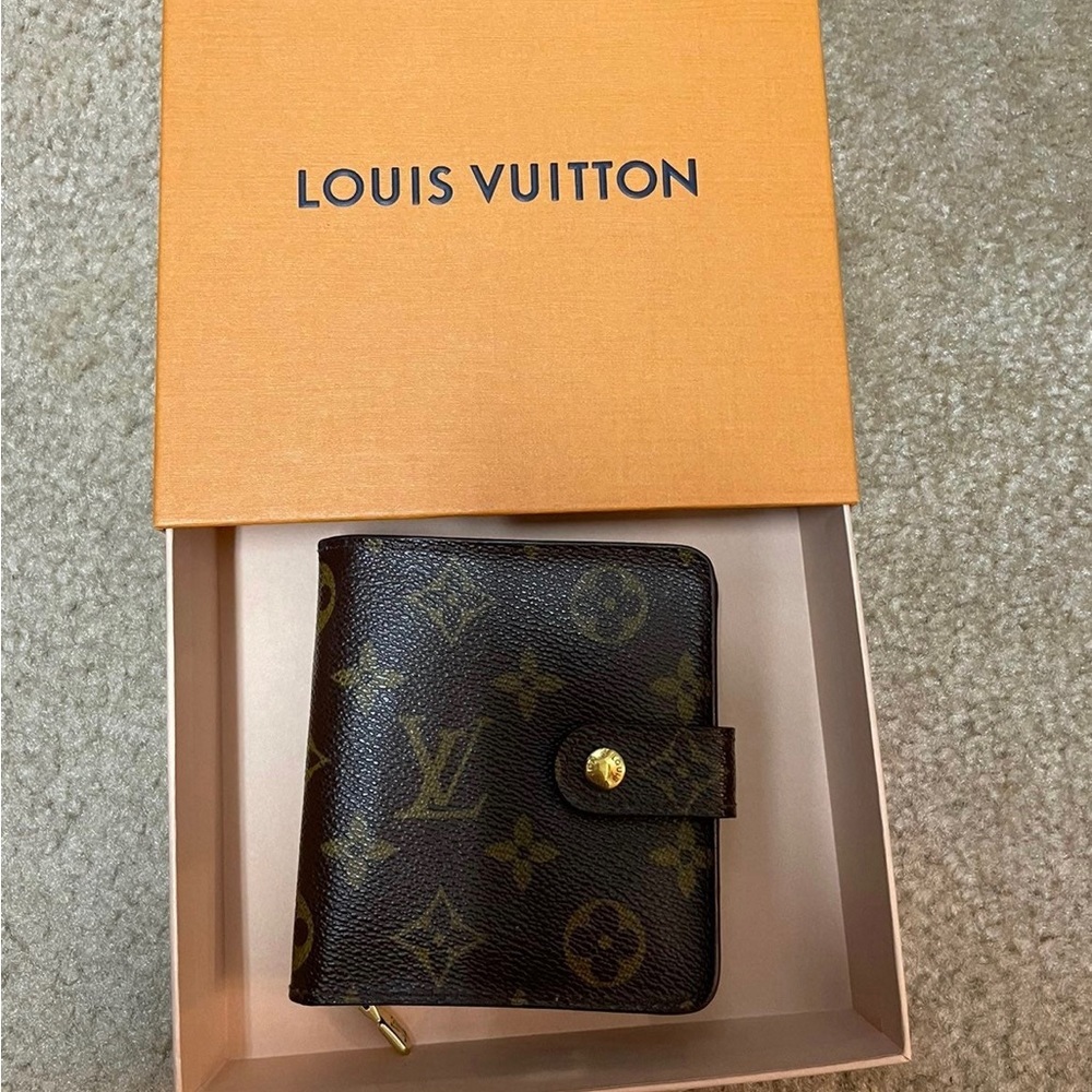 *SOLD* Compact Zip Wallet